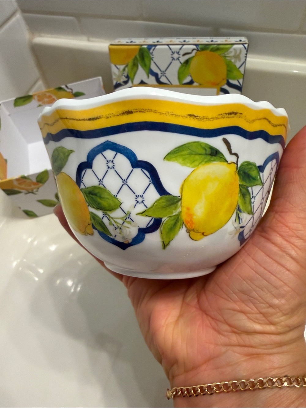 Fresh Sicilian Lemon Aromatic Candle - Yellow - Picture 2 of 3
